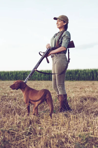 Belle Chasseuse Avec Compagnon Poilu — Photo