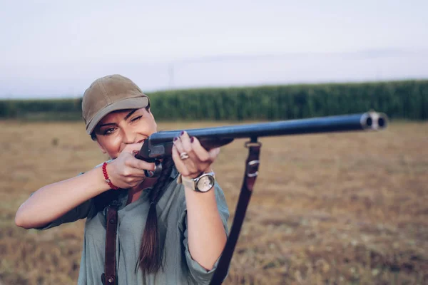 Femme Chasseuse Visant Avec Son Arme — Photo