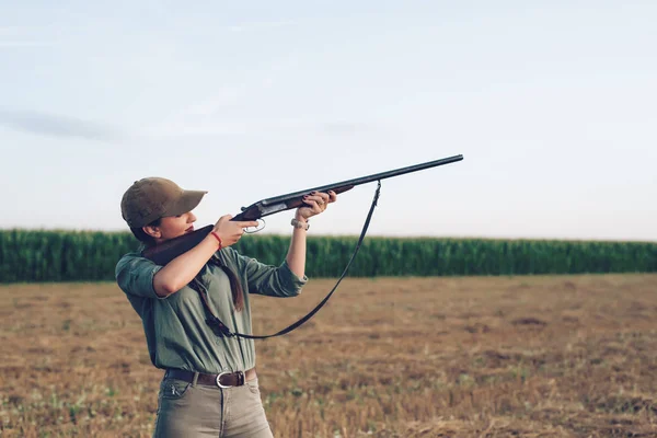 Female Hunter Aiming Her Weapon — Stock Photo, Image