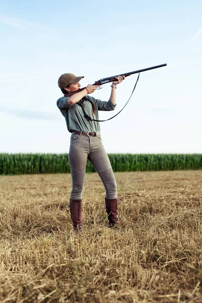 Mulher Caçadora Apontando Com Sua Arma — Fotografia de Stock