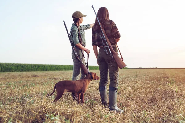 Femmes Chasseurs Avec Chien Chasse — Photo