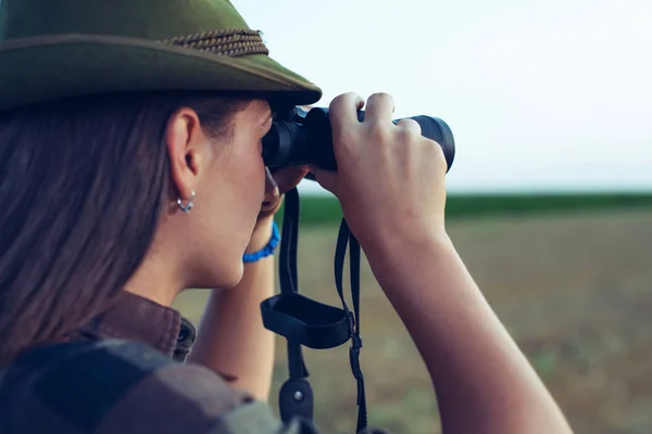 Jäger Blickt Mit Fernglas Über Das Feld — Stockfoto