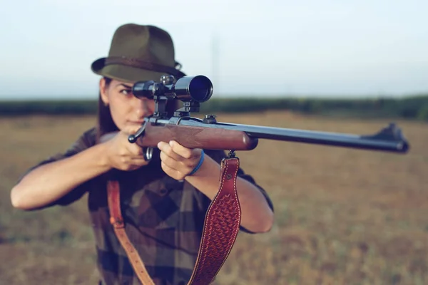 Молодая Женщина Охотится Женщина Держит Пистолет — стоковое фото