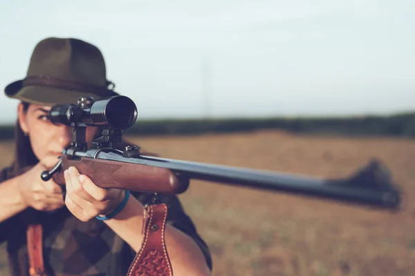 Ung Kvinna Jakt Kvinna Som Innehar Pistol — Stockfoto