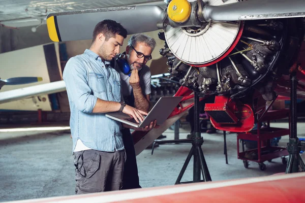 Engenheiro Olhando Para Laptop Para Manutenção Avião — Fotografia de Stock