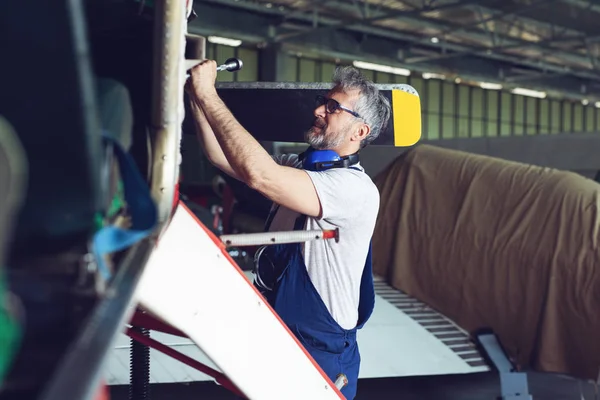 Mecânico Perto Motor Aviões Engenheiro Aero Masculino Trabalhando Aviões Hangar — Fotografia de Stock