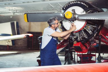 Uçak bakım teknisyeni uçak motorini denetler