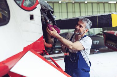 Uçak bakım teknisyeni uçak motorini denetler