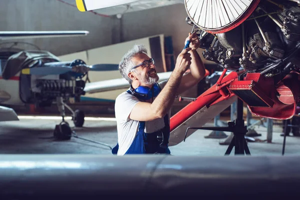 Mecânico Manutenção Aeronaves Inspeciona Motor Avião — Fotografia de Stock