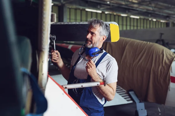 Mecânico Perto Motor Aviões Engenheiro Aero Masculino Trabalhando Aviões Hangar — Fotografia de Stock