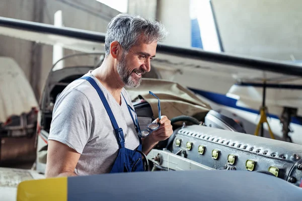 Flugzeugwartungsmechaniker Überprüft Flugzeugtriebwerk — Stockfoto