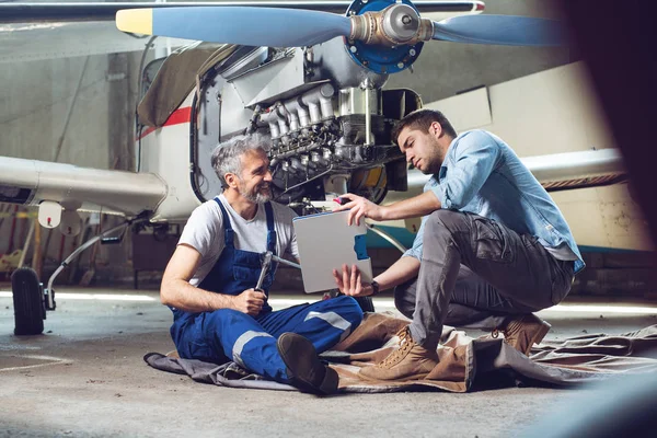 航空機整備士が航空機エンジンを修理 — ストック写真