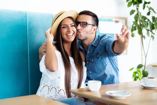 Giovane Coppia Felice Facendo Selfie Caffè — Foto Stock