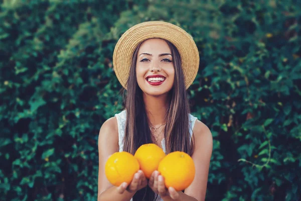 Szczęśliwa Młoda Kobieta Gospodarstwa Połówki Pomarańczy — Zdjęcie stockowe