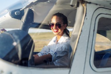 Modern Uçak Kabininde Oturan Kadın Pilot.