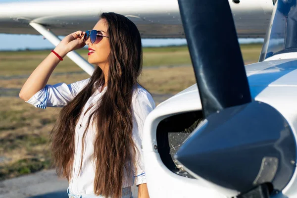 Piloto Femenino Gafas Sol Con Modernos Aviones Pequeños Segundo Plano —  Fotos de Stock