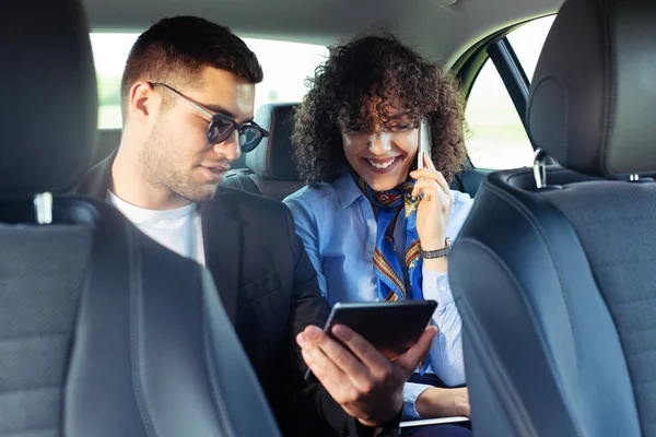 Empresario Mostrando Tableta Mujer Negocios Sentados Juntos Coche — Foto de Stock