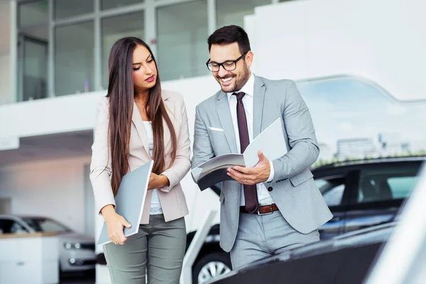 Vendedor Profesional Que Vende Coches Concesionaria Comprador — Foto de Stock