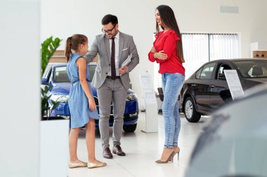 Aile araba bayilik salon yeni bir araba satın alma