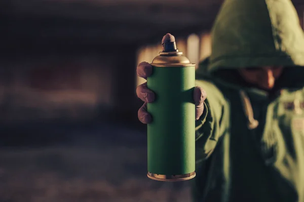 Grafiteiro Apontando Spray Para Câmera — Fotografia de Stock