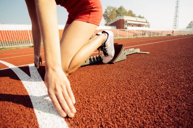 bir kadın sprinter başlayan blok içinde ayrıntılı bir görünümünü