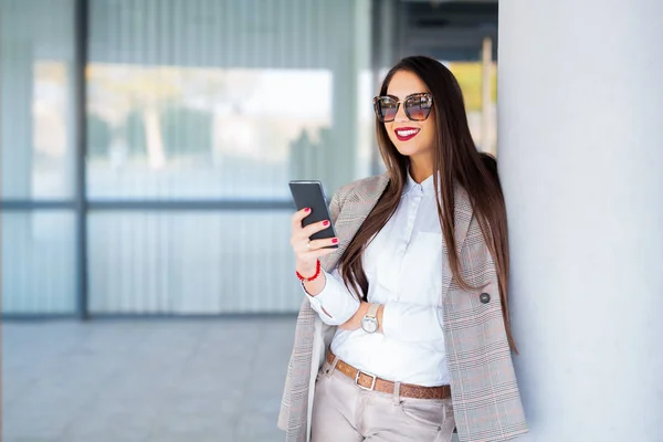Young Businesswoman Using Mobile Phone — Stock Photo, Image