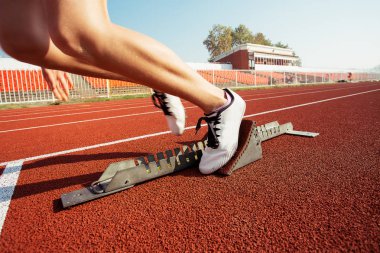 bir kadın sprinter başlayan blok içinde ayrıntılı bir görünümünü