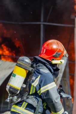 İtfaiyeciler yangına su sıkarlar..