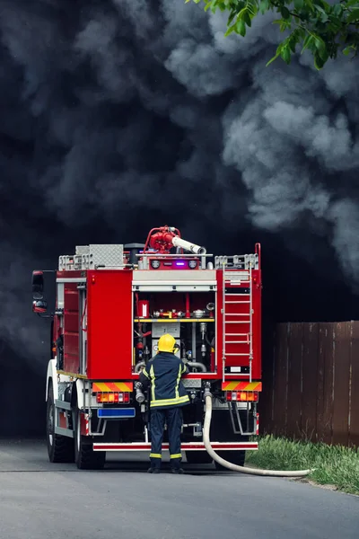 消防士は山火事に水を噴霧 — ストック写真