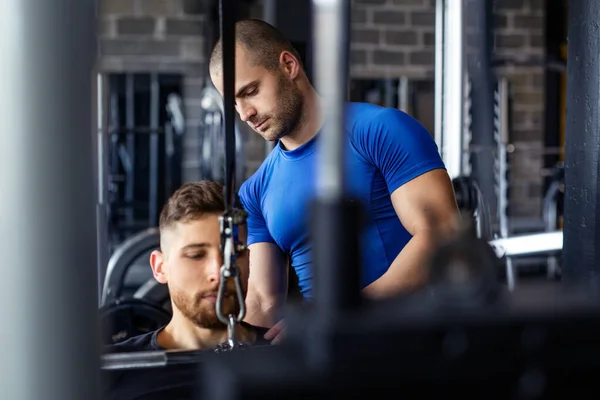 Muscular Joven Está Ejercitando Gimnasio Con Instructor Fitness Personal — Foto de Stock