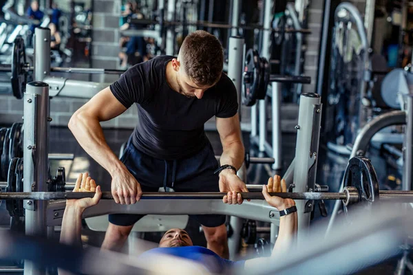 Muscular Joven Está Ejercitando Gimnasio Con Instructor Fitness Personal — Foto de Stock