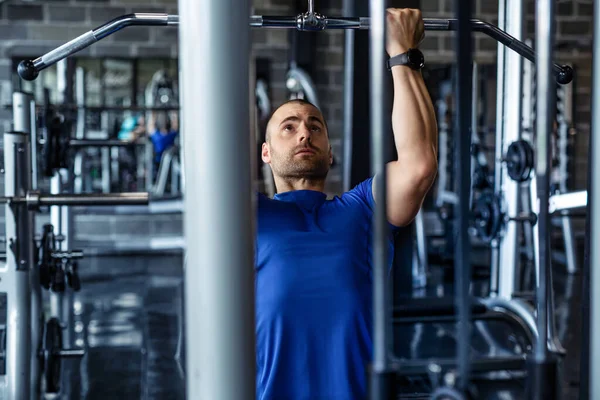 Hombre Joven Entrenando Gimnasio Moderno — Foto de Stock