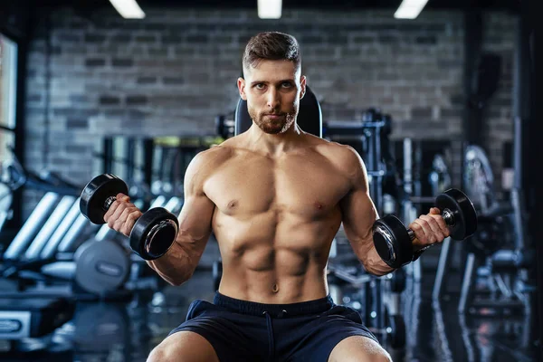 Hombre Muscular Durante Entrenamiento Gimnasio — Foto de Stock