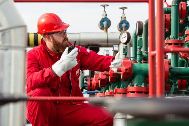 Petrol ve gaz endüstrisi işçisi. Rafineri fabrikasında mühendis..