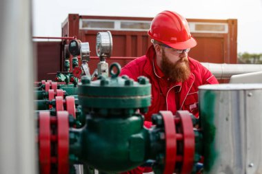 Petrol ve gaz endüstrisi işçisi. Rafineri fabrikasında mühendis..