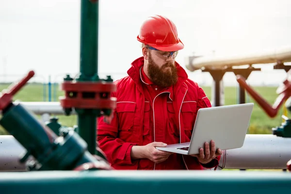 Lavoratore Dell Industria Petrolifera Del Gas Ingegnere Nello Stabilimento Raffinazione — Foto Stock