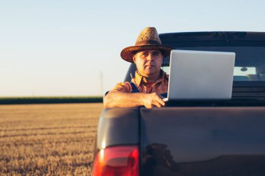 Çiftçi tarım için yeni teknolojiler kullanır. Çiftçi kazancı hesaplar.