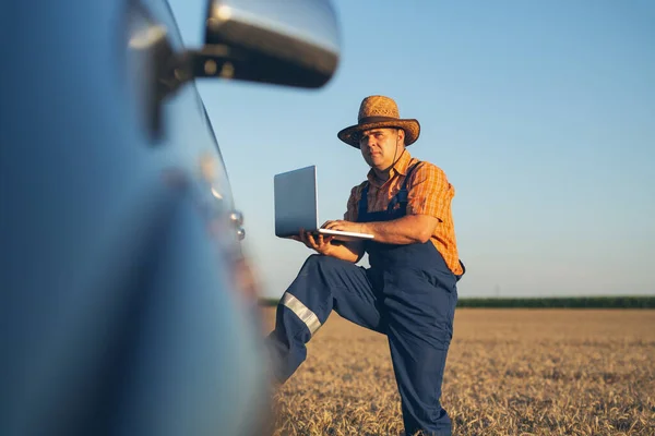 Agricultor Usar Nova Tecnologia Para Agronomia Agricultor Calcula Ganhos — Fotografia de Stock