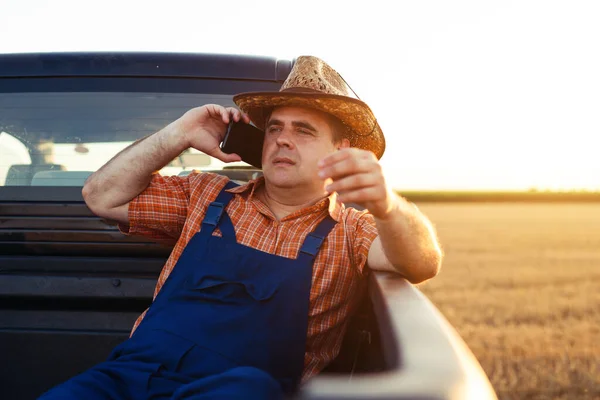 Farmer Beszél Okostelefonon — Stock Fotó