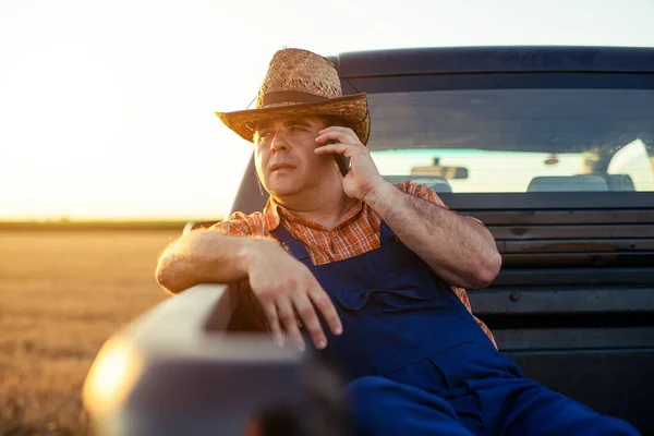 Farmer Talking Smart Phone — Stock Photo, Image