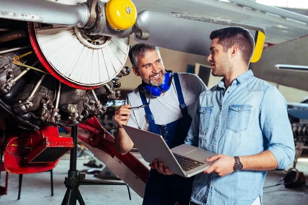 Engenheiro Olhando Para Laptop Para Manutenção Avião — Fotografia de Stock