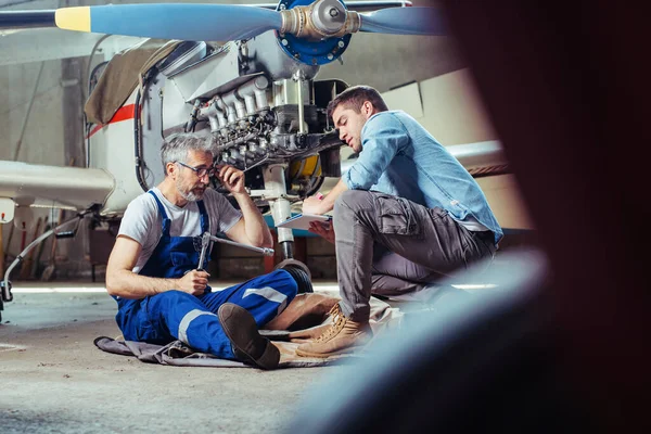 Mecânica Aeronaves Hangar Colaboradores Que Reparam Uma Aeronave — Fotografia de Stock