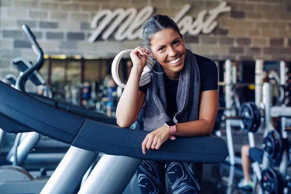 Spor Yaptıktan Sonra Dinlenen Spor Salonunda Egzersiz Yapan Sağlıklı Genç — Stok fotoğraf