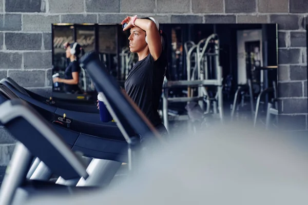 Spor Yaptıktan Sonra Dinlenen Spor Salonunda Egzersiz Yapan Sağlıklı Genç — Stok fotoğraf