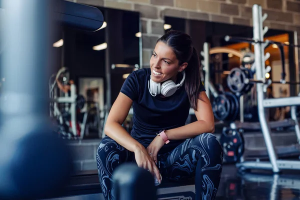 Ajuste Mujer Joven Que Descansa Después Del Entrenamiento Ejercicio Gimnasio — Foto de Stock