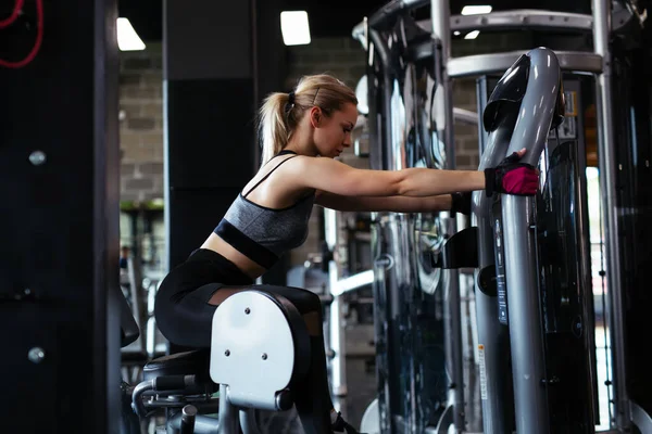 Jonge Fitness Vrouw Uitvoeren Oefening Met Oefening Machine Sportschool — Stockfoto