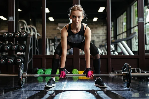 Jonge Fitness Vrouw Uitvoeren Oefening Met Gewicht Sportschool — Stockfoto