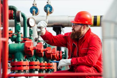 Petrol ve gaz rafinerisinde teknisyen. Petrol Rafinerisinde İşçi.