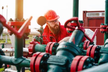 Petrol ve gaz rafinerisinde teknisyen. Petrol Rafinerisinde İşçi.