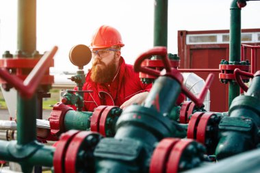 Petrol ve gaz rafinerisinde teknisyen. Petrol Rafinerisinde İşçi.